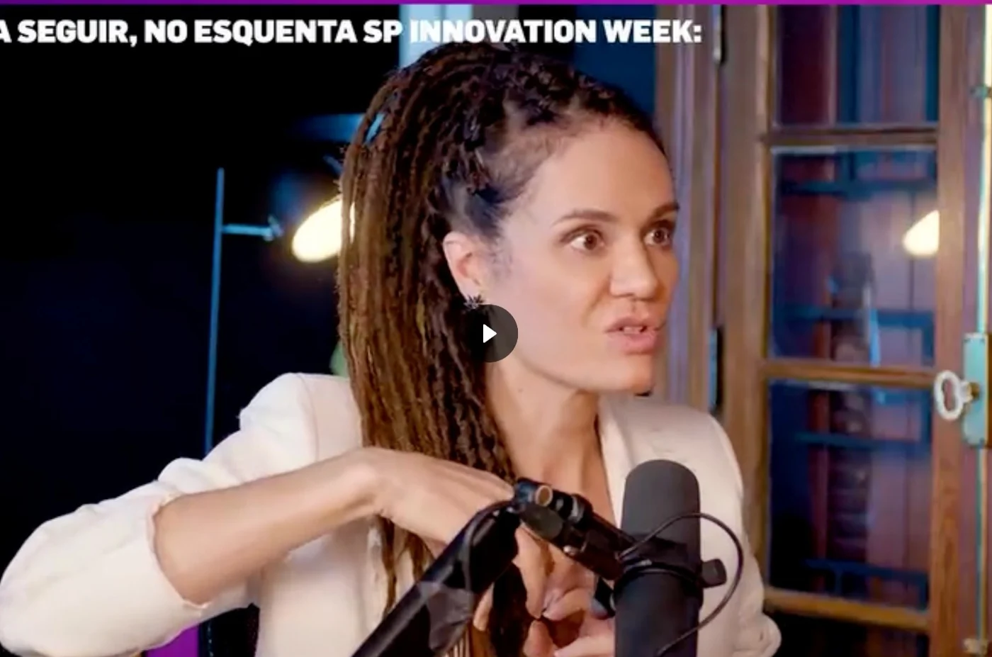 Monica Magalhaes falando ao microfone durante gravação do Esquenta SP Innovation Week