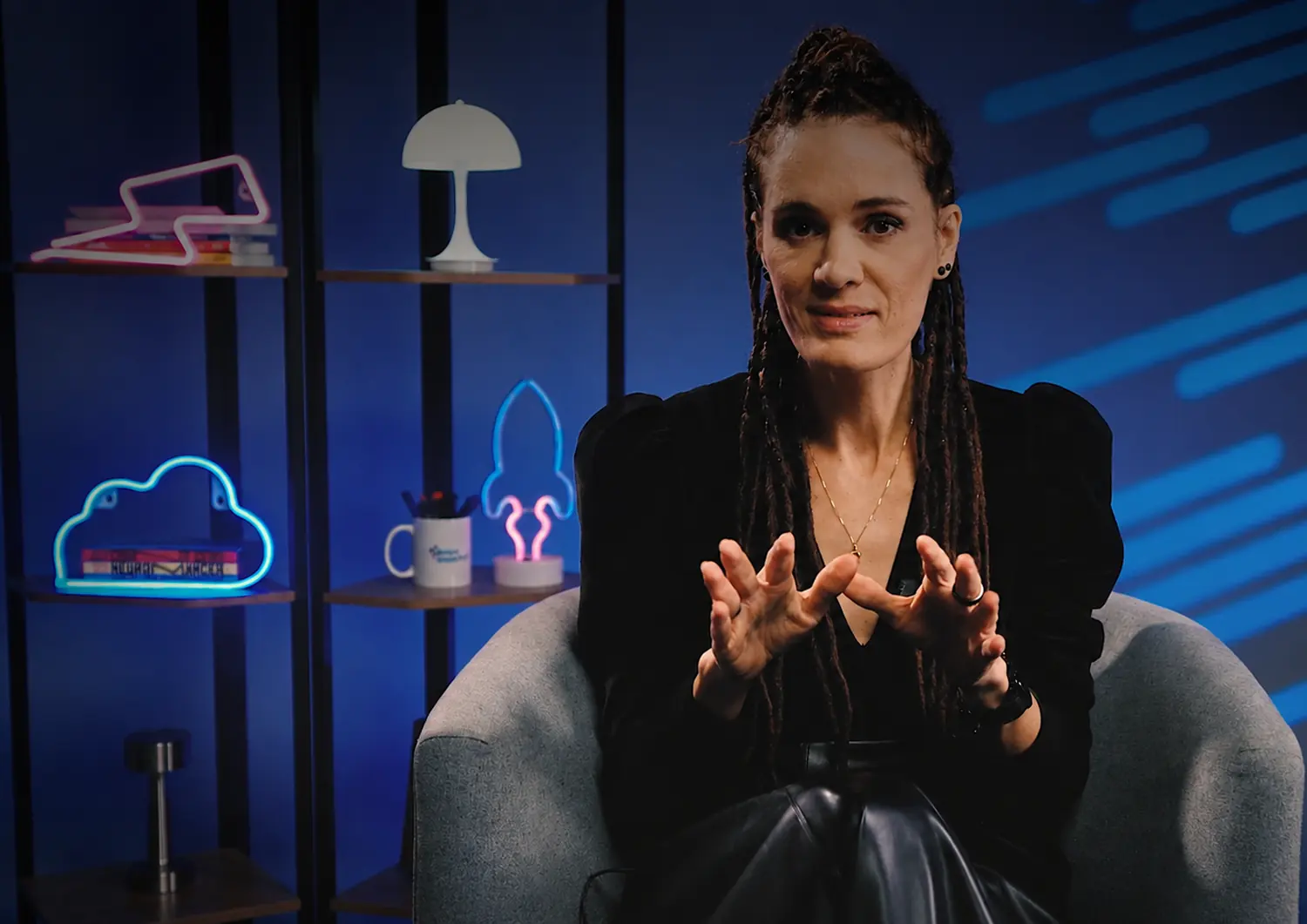 Monica Magalhaes em estúdio de gravação, durante entrevista